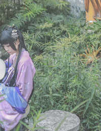 小径红稀，芳郊绿遍。高台树色阴阴见。
