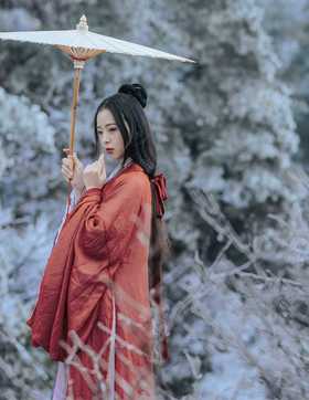 千峰笋石千株玉，万树松萝万朵云。