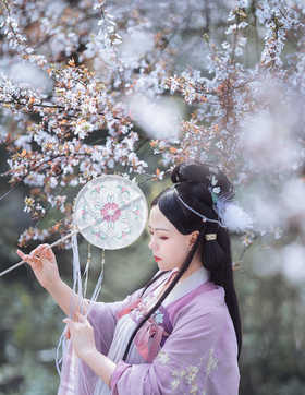 落 花 有 意