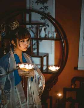 莲叶荷花一度，并非日暮，可是佳人如故？