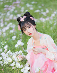 春天的草地和盛开的小花花～还有穿汉服的少女，这种画面太美好了～