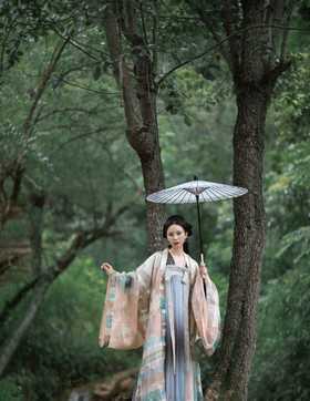 春水碧于天，画船听雨眠。