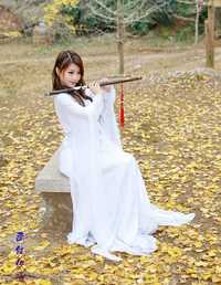 妩媚。。水边小龙女