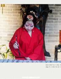 酒意诗情谁与共，泪融残粉花钿重