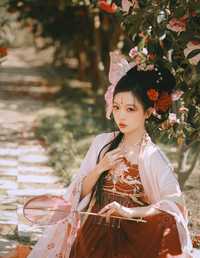 山茶花开春未归，春归正值花盛时。