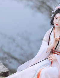 当时共我赏花人，点检如今无一半。
