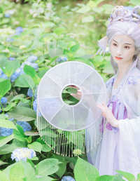金谷丛中万种春，淡妆羞见艳妆人。