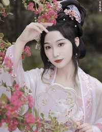 一丛暗淡将何比，浅碧笼裙衬紫巾。