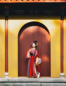 红衣黄墙  出境无非
